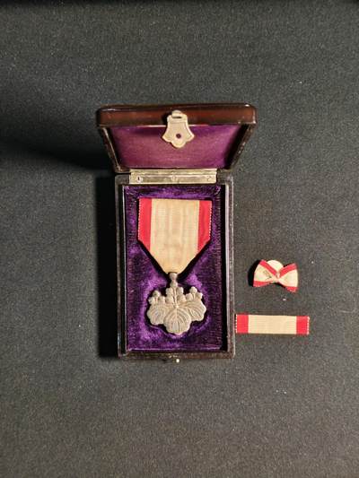 东亚欧洲主题杂货徽章勋章拍卖⑩ （五一大拍350+） 勋八等白色桐叶章（早期完美变色 带勋略）