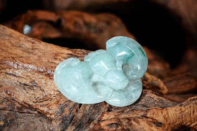 上海都达杂项专场102【全场包邮】  天然冰绿翡翠（A货）精雕《福在眼前》挂件 98-15