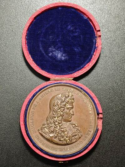 【德藏】世界币章拍卖第171期（拍品征集中~欢迎藏友联系） 1849年 法国纪念夏尔·迪弗雷纳·迪康日雕像落成高浮雕纪念铜章 手指边铭 带盒 直径约：61.3mm；重约：97.8g