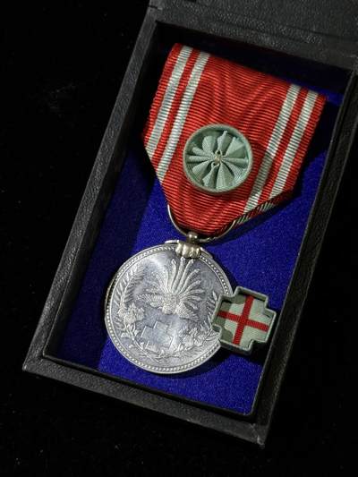 戎马世界章牌大赏第115期 日本赤十字社社员章，铝制