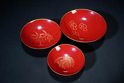 上海都达杂项专场102【全场包邮】  漆器金莳绘松竹梅纹盏台 3件98-396