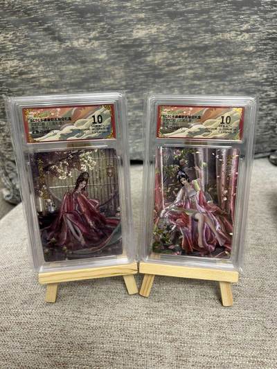 喜灰玩卡拍卖第八期，接拍品0佣金，欢迎送拍，释放现金流，让自己有资金可以购买更多喜欢的卡牌，让别的卡友能淘到更多心仪的卡牌 卡德曼 三国礼盒 兰心老师绘 姜霞 孔月 一组两张 折光粗闪