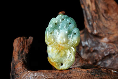 上海都达杂项专场102【全场包邮】  天然冰绿翡翠（A货）精雕《佛手》挂件 98-17