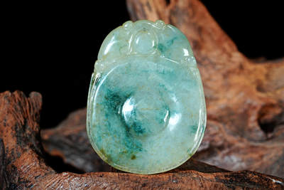 上海都达杂项专场102【全场包邮】   天然冰绿翡翠（A货）精雕《双龙护主》挂件 98-16