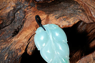 上海都达杂项专场102【全场包邮】  天然冰绿种翡翠（A货）精雕《金枝玉叶》挂件 98-7