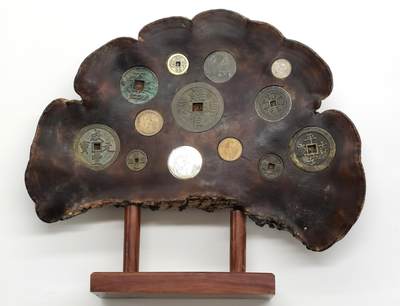 博洋堂“生趣盎然”4月精品专场暨第169期（全场包邮） - 日本藏家墨屏一件，上面的钱币有真有假，40*32cm