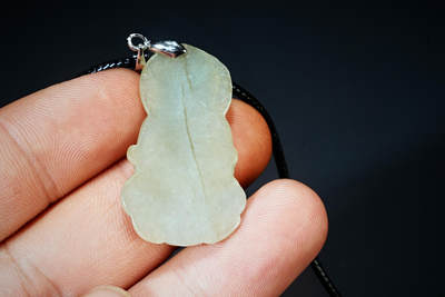 上海都达杂项专场102【全场包邮】  天然冰糯种翡翠（A货）精雕《持瓶观音》挂件98-73