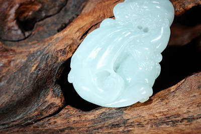 上海都达杂项专场102【全场包邮】  天然冰绿种翡翠（A货）精雕《飞天貔貅》挂件 98-9