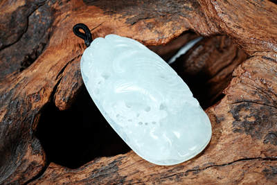 上海都达杂项专场102【全场包邮】  天然冰绿种翡翠（A货）精雕《雄鹰衔鱼》挂件 98-11