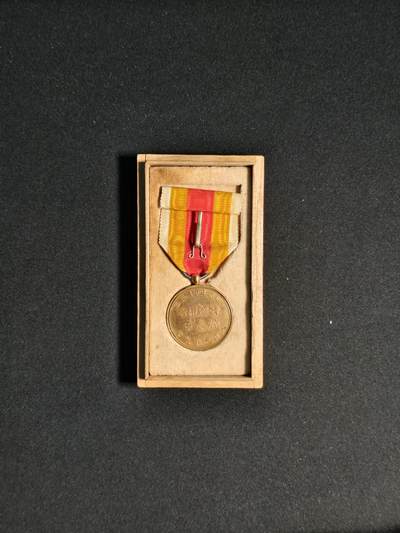 东亚欧洲主题杂货徽章勋章拍卖⑩ （五一大拍350+） 日韩合并纪念章（置塩隆親 釜山高等女校任职 有征讨音乐著作 ）