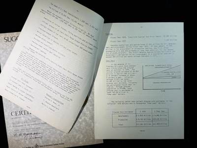 戎马世界章牌大赏第115期 美国B1战略轰炸机设计师证书与手册一套，得主负责后掠翼的设计，因此获得嘉奖