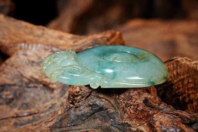 上海都达杂项专场102【全场包邮】   天然冰绿翡翠（A货）精雕《双龙护主》挂件 98-16