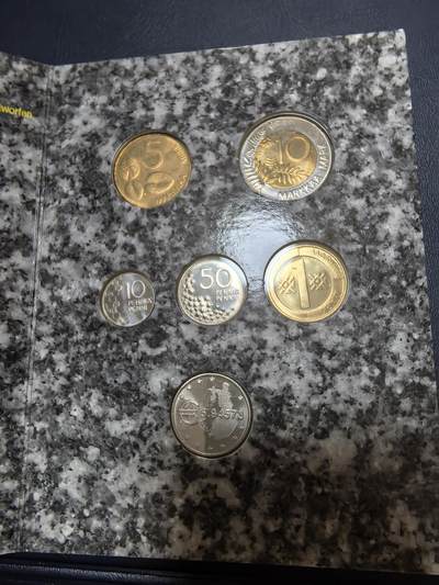 长老汇马年精选第十九场拍卖 1999芬兰欧元峰会5枚套币，卡装，含金属章1枚