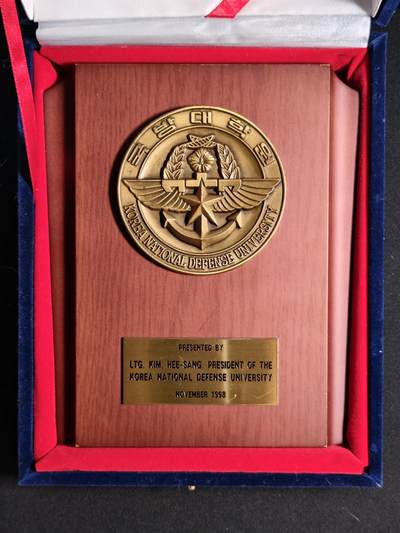 东亚欧洲主题杂货徽章勋章拍卖⑩ （五一大拍350+） 金熙相赠韩国国防大学纪念牌（很大）（韩国国防大学校长 金熙相 中将 1998年11月 “圣餐会”的中心人物）