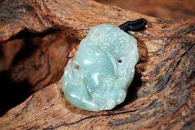 上海都达杂项专场102【全场包邮】  天然冰绿翡翠（A货）精雕《富贵有鱼》挂件 98-14