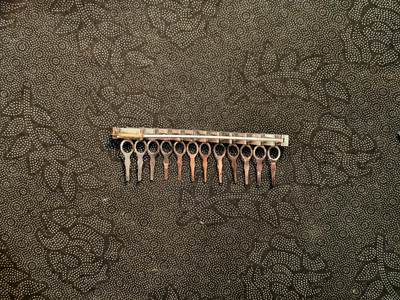 东亚欧洲主题杂货徽章勋章拍卖⑩ （五一大拍350+） 日本勋章架十二连一个