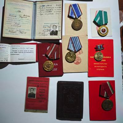 4月23日结束，成斌徽章钱币专场 全套精品保加利亚大军官套装附证书照片很全