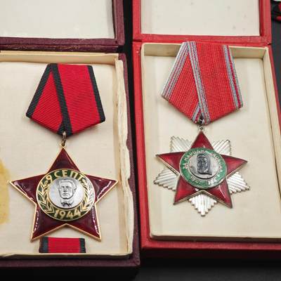 4月23日结束，成斌徽章钱币专场 原盒附证书 保加利亚军事套装