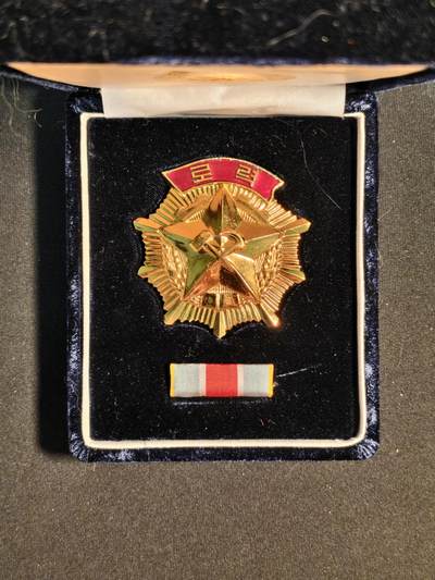 东亚欧洲主题杂货徽章勋章拍卖⑩ （五一大拍350+） 朝鲜劳动勋章（带盒带略）