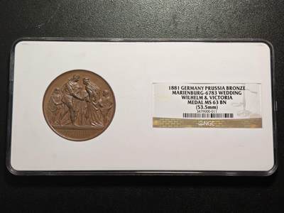 【德藏】世界币章拍卖第171期（拍品征集中~欢迎藏友联系）  1881年 德国普鲁士威廉二世与维多利亚公主结婚纪念大铜章，直径53.5毫米，NGC MS63BN 少见长方形评级大盒。正面是新婚夫妇被儿童围绕着，背面是皇冠下的两人相互对视的半身肖像。古典风格，十分精美，品相完好，少见品种。NGC评级老盒子，有一定的纪念意义