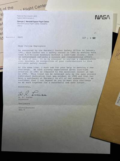 戎马世界章牌大赏第115期 美国证书小套，属于马歇尔航天中心创始人之一（得主1960年航天中心建立之初就在服务了）参与过航天飞机计划的固体火箭助推器硬件的设计、开发和制造方面的专业技术和协调工作