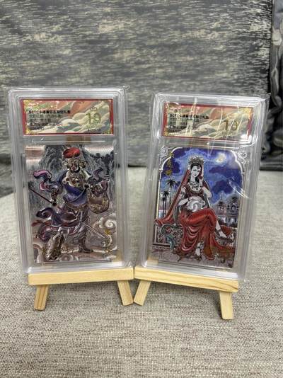 喜灰玩卡拍卖第八期，接拍品0佣金，欢迎送拍，释放现金流，让自己有资金可以购买更多喜欢的卡牌，让别的卡友能淘到更多心仪的卡牌 【亲签限编爆金一组】 卡德曼  贾志鹏老师亲签 黑风怪 限编026/030编 玉兔精亲签 014/030编 爆金一组