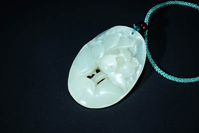 上海都达杂项专场102【全场包邮】  天然和田玉精雕《一品清莲》挂件98-66