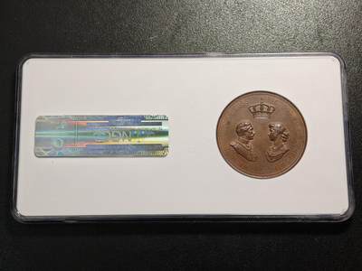 【德藏】世界币章拍卖第171期（拍品征集中~欢迎藏友联系）  1881年 德国普鲁士威廉二世与维多利亚公主结婚纪念大铜章，直径53.5毫米，NGC MS63BN 少见长方形评级大盒。正面是新婚夫妇被儿童围绕着，背面是皇冠下的两人相互对视的半身肖像。古典风格，十分精美，品相完好，少见品种。NGC评级老盒子，有一定的纪念意义