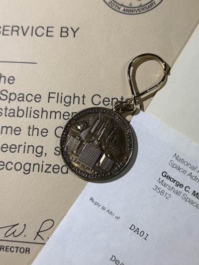 戎马世界章牌大赏第115期 美国证书小套，属于马歇尔航天中心创始人之一（得主1960年航天中心建立之初就在服务了）参与过航天飞机计划的固体火箭助推器硬件的设计、开发和制造方面的专业技术和协调工作