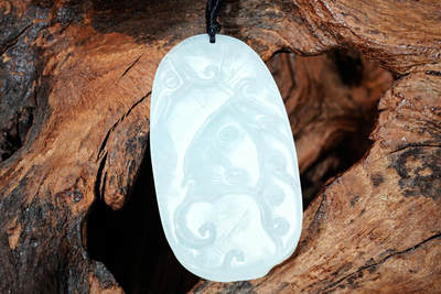 上海都达杂项专场102【全场包邮】  天然冰绿种翡翠（A货）精雕《雄鹰衔鱼》挂件 98-11