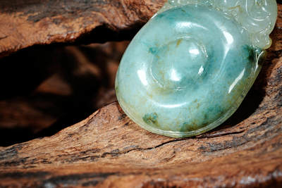 上海都达杂项专场102【全场包邮】   天然冰绿翡翠（A货）精雕《双龙护主》挂件 98-16