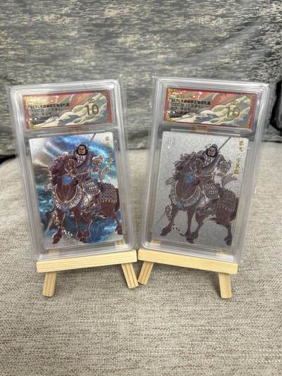 喜灰玩卡拍卖第八期，接拍品0佣金，欢迎送拍，释放现金流，让自己有资金可以购买更多喜欢的卡牌，让别的卡友能淘到更多心仪的卡牌 【限编爆金】卡德曼 三国演义 李云中老师绘 张飞 限编 021/066编 张飞银背029/036编 折光粗闪 爆金一对