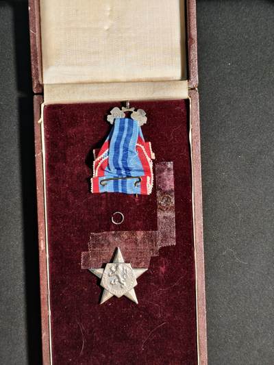 东亚欧洲主题杂货徽章勋章拍卖⑩ （五一大拍350+） 捷克斯洛伐克劳动红星勋章（原盒原证书有标签）