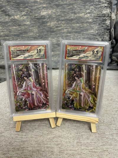 喜灰玩卡拍卖第八期，接拍品0佣金，欢迎送拍，释放现金流，让自己有资金可以购买更多喜欢的卡牌，让别的卡友能淘到更多心仪的卡牌 卡德曼 兰心老师绘 孔月 孔月异色限编 017/066编 粗闪 