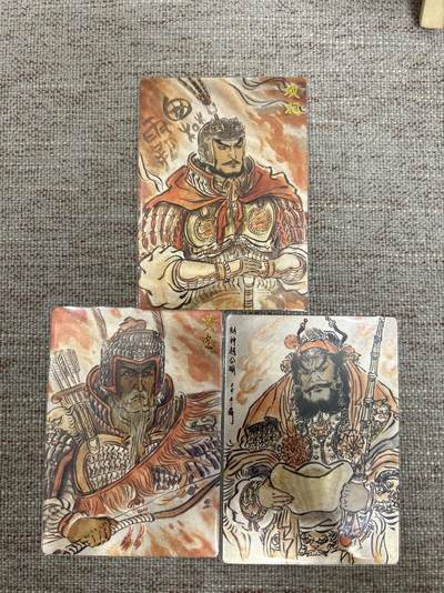 喜灰玩卡拍卖第八期，接拍品0佣金，欢迎送拍，释放现金流，让自己有资金可以购买更多喜欢的卡牌，让别的卡友能淘到更多心仪的卡牌 卡德曼 不二猿老师绘 赵公明 项羽 黄忠 一组三张 折光粗闪 