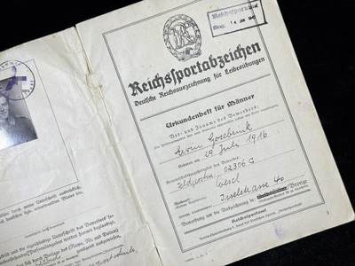 戎马世界章牌大赏第115期 德三 铜级近战勋饰套证 获得者 埃温・戈泽布林克 下士，包含 二级铁十字勋章证书 铜级近战勋饰证书 黑色战伤奖章  铜级体能证书，得主最终在库尔兰包围圈阵亡