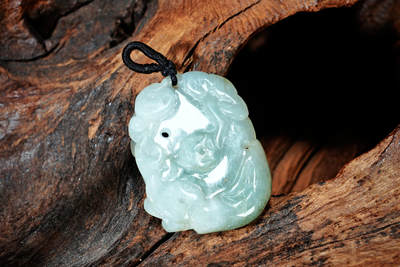 上海都达杂项专场102【全场包邮】  天然冰绿翡翠（A货）精雕《富贵有鱼》挂件 98-14