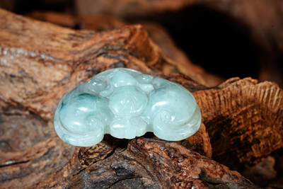 上海都达杂项专场102【全场包邮】  天然冰绿翡翠（A货）精雕《福在眼前》挂件 98-15