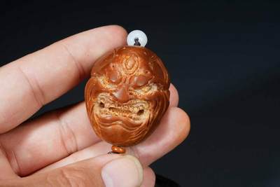 上海都达杂项专场103【全场包邮】  橄榄核雕恶僧手把件70-104