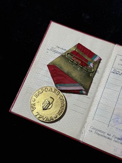 戎马世界章牌大赏第115期 保加利亚金级劳动勋章，盒证齐全