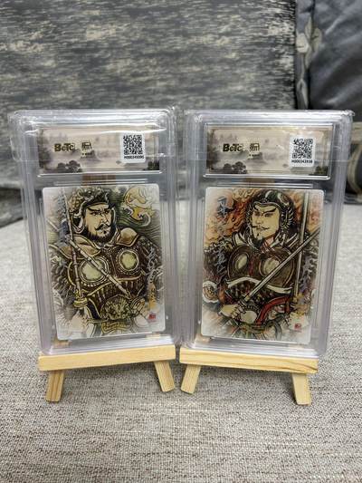 喜灰玩卡拍卖第八期，接拍品0佣金，欢迎送拍，释放现金流，让自己有资金可以购买更多喜欢的卡牌，让别的卡友能淘到更多心仪的卡牌 【爆金壳To签】昆仑万象 三国礼盒 卢艺丰老师绘 秦叔宝、尉迟恭一对 卡壳背部To签 ：平安喜乐、万事大吉