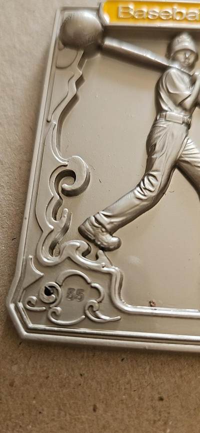 【币将精彩】世界钱币拍卖拍卖（2026-4-28） 发行10枚的西瓜太郎棒球规则诞生180周年纪念章，锌合金约85克，46*69毫米，发行量：60枚，后10枚陨石镶嵌。