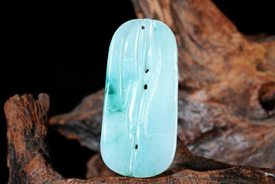 上海都达杂项专场102【全场包邮】  天然冰绿种翡翠（A货）精雕《喜鹊登梅》挂件 98-6