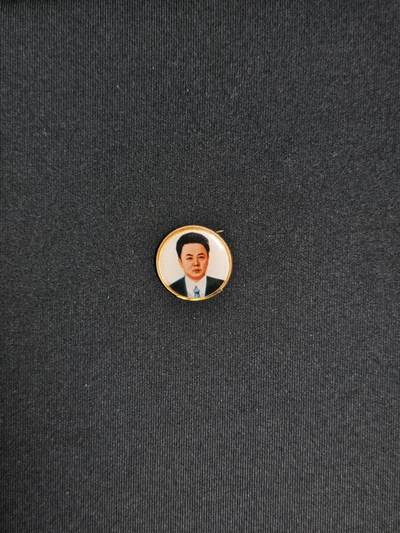 东亚欧洲主题杂货徽章勋章拍卖⑩ （五一大拍350+） - 朝鲜二太阳金正日像章