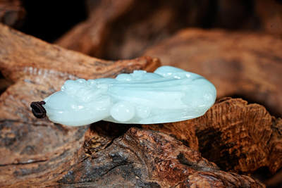 上海都达杂项专场102【全场包邮】  天然冰绿种翡翠（A货）精雕《飞天貔貅》挂件 98-9