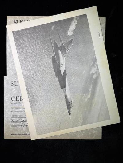 戎马世界章牌大赏第115期 美国B1战略轰炸机设计师证书与手册一套，得主负责后掠翼的设计，因此获得嘉奖