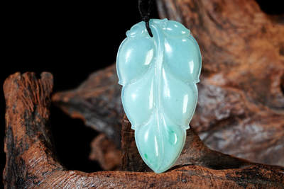 上海都达杂项专场102【全场包邮】  天然冰绿种翡翠（A货）精雕《金枝玉叶》挂件 98-7