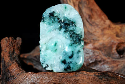 上海都达杂项专场102【全场包邮】  天然花青种翡翠（A货）精雕《松龄鹤寿》挂件 98-12