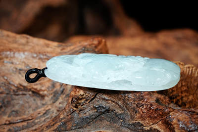 上海都达杂项专场102【全场包邮】  天然冰绿种翡翠（A货）精雕《雄鹰衔鱼》挂件 98-11