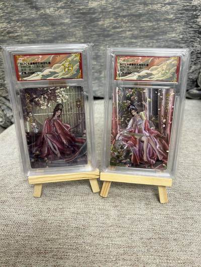 喜灰玩卡拍卖第八期，接拍品0佣金，欢迎送拍，释放现金流，让自己有资金可以购买更多喜欢的卡牌，让别的卡友能淘到更多心仪的卡牌 【爆金2张】卡德曼 兰心老师绘 姜霞  孔月 折光粗闪  爆金10分一组二张 PRISTINE